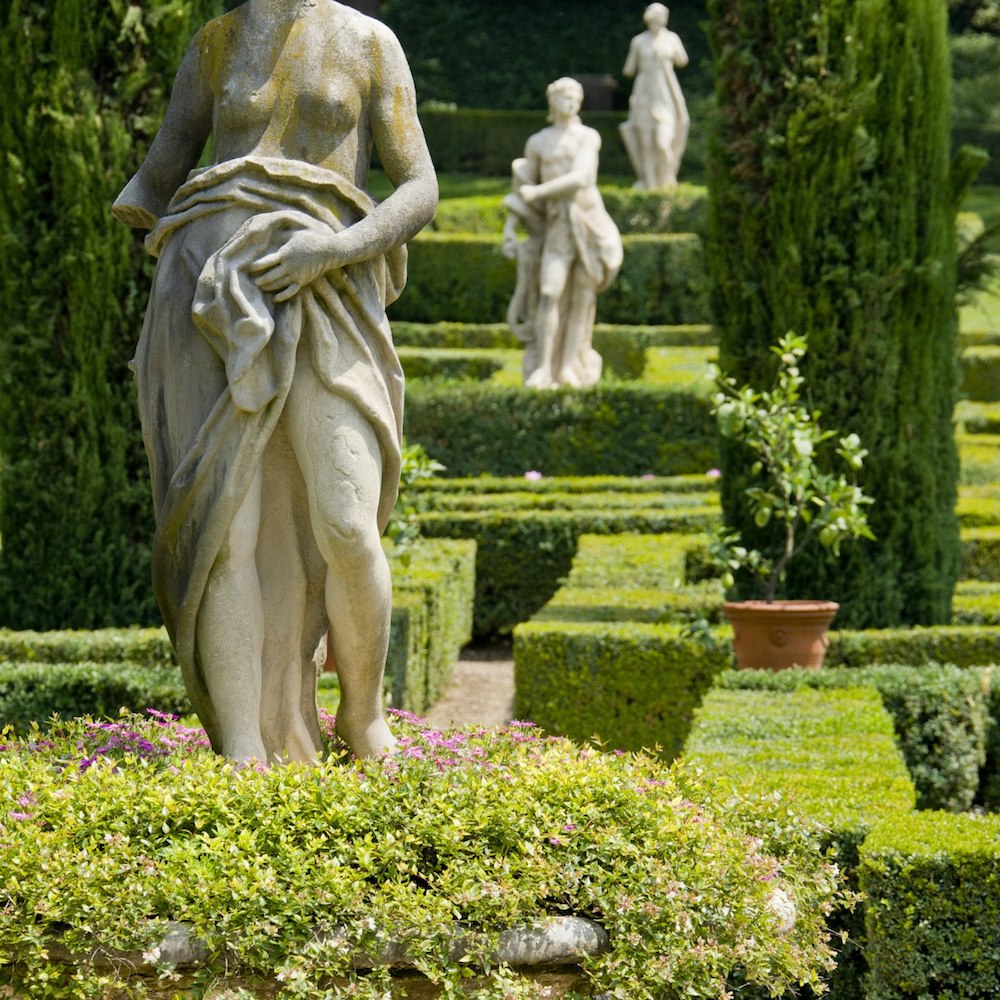 statues